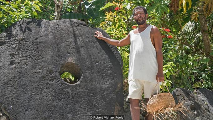 Hòn đảo sử dụng đồng xu to hơn cả người